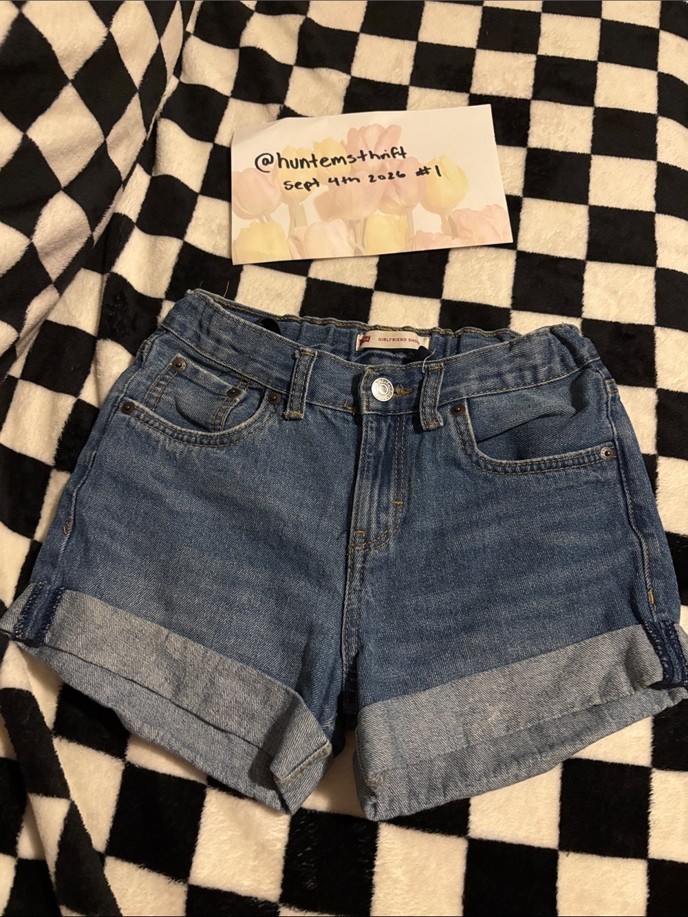 Girls medium Levi shorts